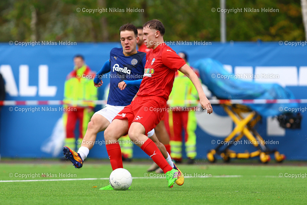 NH_HolsteinKielU23_InterTürksporKiel_FlensOberliga_05102025 | #3 Leon Parduzi (Holstein Kiel U23), #18 Andre Volkers (Inter Türkspor Kiel)Fußball I Herren I Flens Oberliga I Saison 2025-2026  I 11. Spieltag I Holstein Kiel U23 - Inter Türkspor Kiel I 05.10.2025 I Citti-Fußball-Park