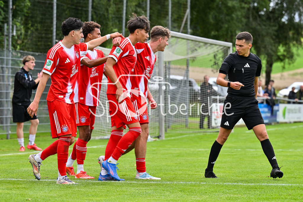 SSV Ulm 1846 Fussball U19 - FC Bayern München U19 | Jubel nach dem Elfmeter Treffer zum 1-2 durch Roy SNIP (FC Bayern U19 #15) / Tor / Torschuetze / Freude / Happy / U19 DFB Nachwuchsliga: SSV Ulm 1846 Fussball - FC Bayern München, Hauptspielfeld Langenau am 02.08.2025