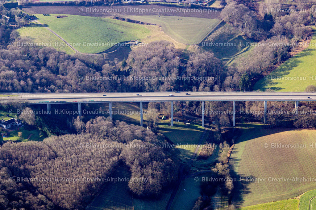 Luftbild Velbert-8651 | Luftbildfotografie Streckenführung und Fahrspuren im Verlauf der Autobahn- Brücke der BAB A535 bei Tönisheide in Velbert im Bundesland Nordrhein-Westfalen, Deutschland. - Realisiert mit Pictrs.com