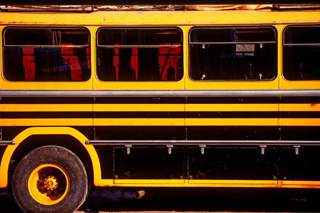 Maroc_Bus_018357 Kopie | gelb gestreifter Bus in Taroudant, Marokko,plakativ
