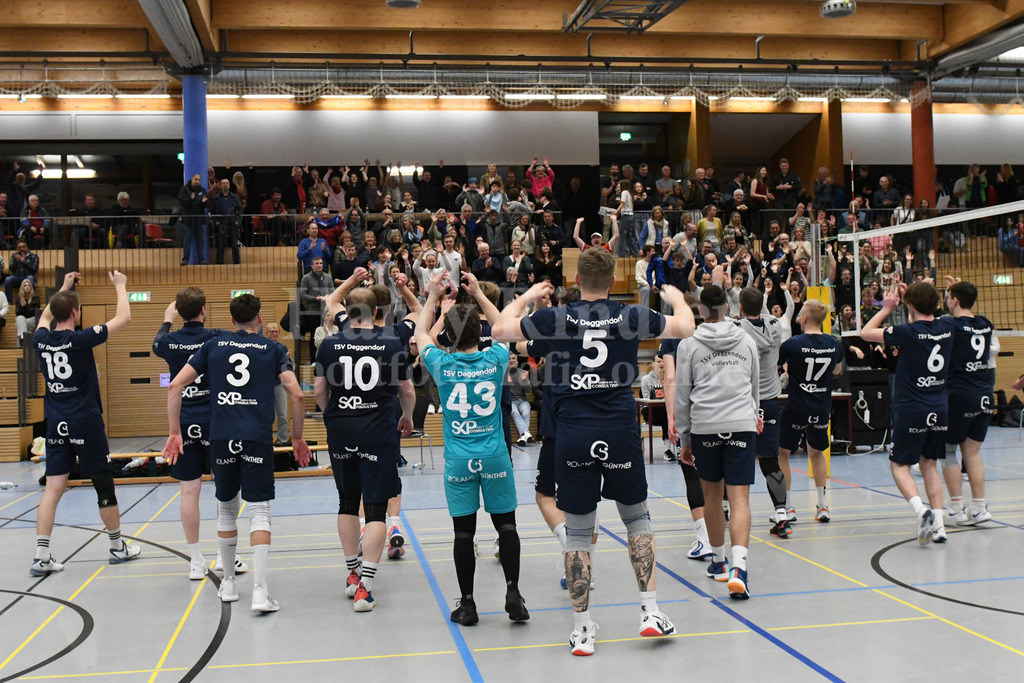 TSV Deggendorf  : VC Eitting 09 | Deggendorfer Volleyball Herren feiern mit ihren Fans - Realisiert mit Pictrs.com