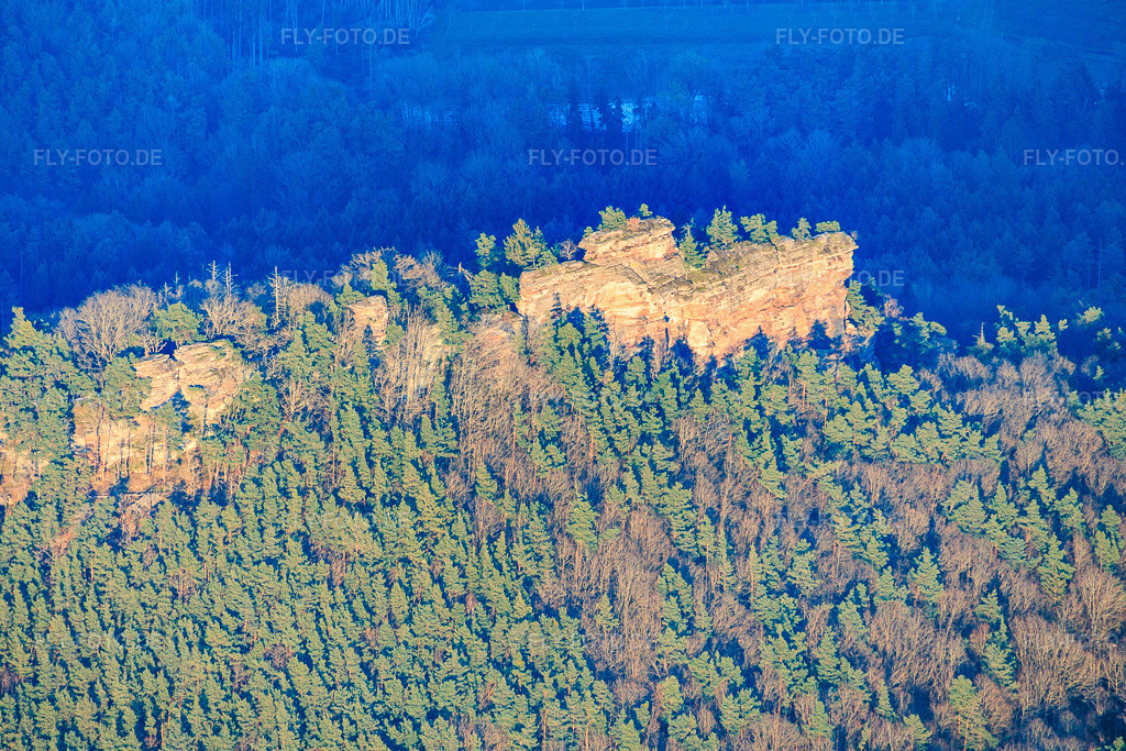 Luftbild: Sandsteinkletterfelsen Ritterstein, Rödelstein im Pfälzerwald in Vorderweidenthal im Bundesland Rheinland-Pfalz in Deutschland. Foto: IMG_151910.jpg vom 22.11.2025 durch Werner Riehm/FLY-FOTO.de