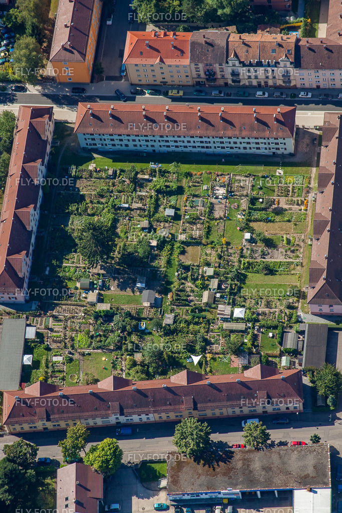 Hausgärten in den Hinterhöfen eines Reihenhaus-Wohnungsblocks zwischen Zeppelin Straße und von Rienecker Straße | Luftbild: Hausgärten in den Hinterhöfen eines Reihenhaus-Wohnungsblocks zwischen Zeppelin Straße und von Rienecker Straße in Offenburg im Bundesland Baden-Württemberg in Deutschland. Foto: IMG_20756.jpg vom 31.08.2009 durch Werner Riehm/FLY-FOTO.de - Realisiert mit Pictrs.com