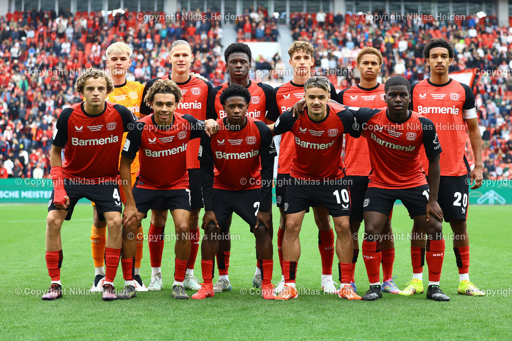 NH_Bayer04LeverkusenU19_1FCKölnU19_U19DFBNachwuchsliga_18052025 | Die U19 von Bayer 04 Leverkusen vor dem Anpfiff.Fußball I Junioren I U19 DFB-Nachwuchsliga I Saison 2024-2025 I Deutsche Meisterschaft U19, Finale I Bayer 04 Leverkusen U19 - 1. FC Köln U19 I 18.05.2025 I BayArena