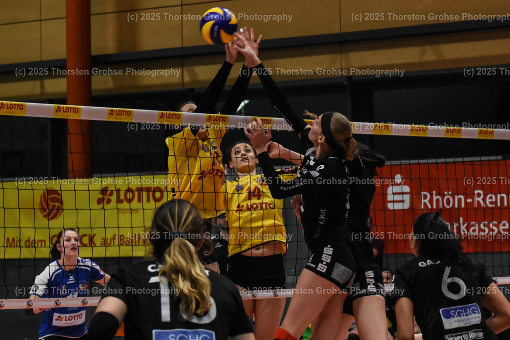 VBL VFB Suhl vs. SCHWARZ-WEISS Erfurt | (VFB Suhl) in Gelb, (Schwarz-Weiss Erfurt) in Schwarz; VBL VFB Suhl vs. SCHWARZ-WEISS Erfurt, Volleyball-Bundesliga Frauen am 17.02.2018 in der Multihalle in Meiningen, (Deutschland) - Realisiert mit Pictrs.com