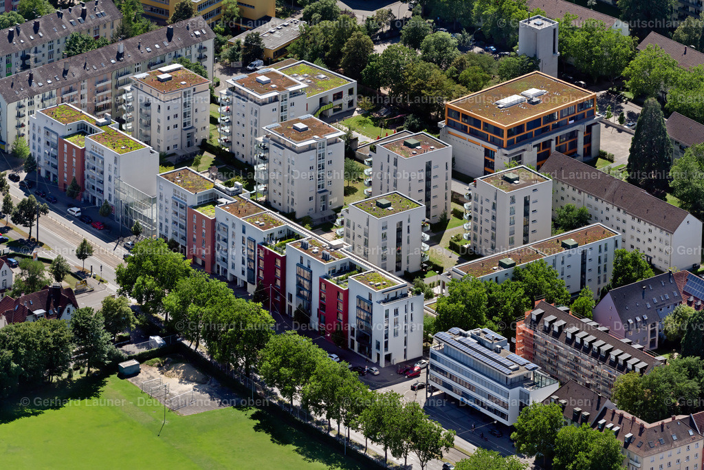 4033304 | FREIBURG IM BREISGAU 30.06.2020 Wohngebiet der Mehrfamilienhaussiedlung an der Zähringer Straße im Ortsteil Brühl in Freiburg im Breisgau im Bundesland Baden-Württemberg, Deutschland. // Residential area of the multi-family house settlement on street Zaehringer Strasse in the district Bruehl in Freiburg im Breisgau in the state Baden-Wuerttemberg, Germany. Foto: Gerhard Launer