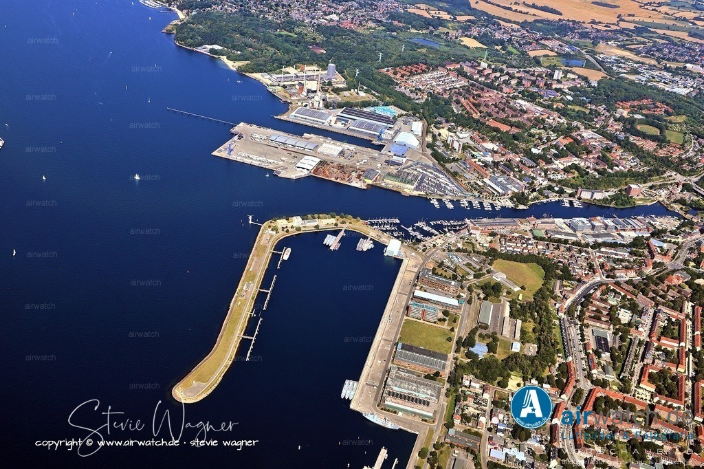 Luftbild Kiel Hafen - Schwerster Angriff  | Schwerster Angriff - Der verheerendste Angriff ereignete sich am 26. August 1944 durch die britische Royal Air Force. Rund 800 Flugzeuge warfen eine Kombination aus Luftminen sowie Spreng- und Brandbomben ab, was weite Teile der Stadt in Schutt und Asche legte.