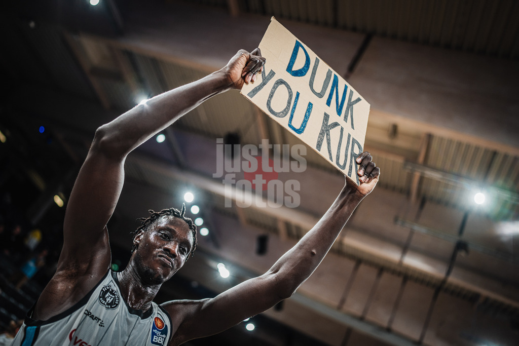 Basketball | Männer | Saison 2024/2025 | easyCredit Basketball Bundesliga | 4. Spieltag | Veolia Towers Hamburg vs. EWE Baskets Oldenburg | 06.10.2024 | Kur Kuath (#23, Veolia Towers Hamburg) mit einem Schild 'Dunk You Kur'