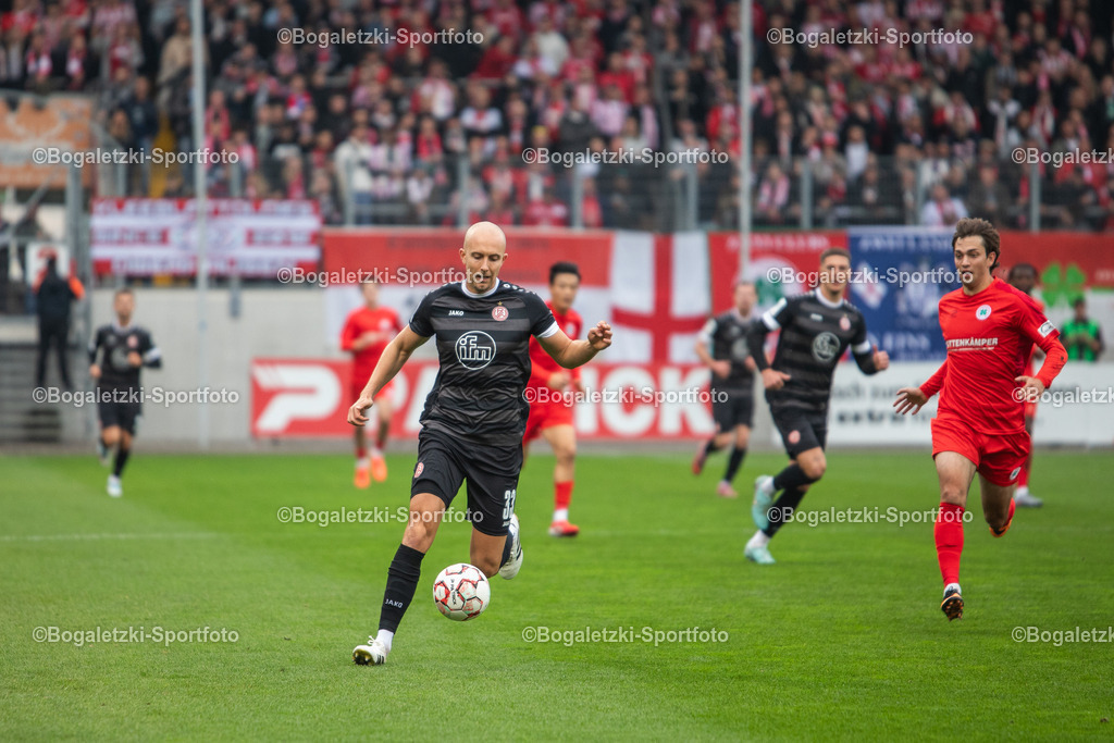 Tobias Kraulich am Ball | 11.10.2025, Fußball, Niederrheinpokal, Rot-Weiß Oberhausen - Rot-Weiss Essen: Tobias Kraulich (Rot-Weiss Essen #33) erreicht den Ball vor Phil Sieben (Rot-Weiß Oberhausen #7) - Realisiert mit Pictrs.com