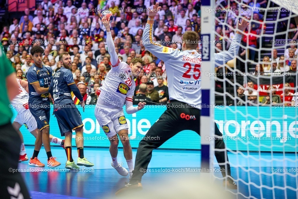 EHF17012601032 | 17.01.2026, Handball, Men's EHF EURO 2026, Österreich - Spanien, Jyske Bank Boxen in Herning, Dänemark, Preliminary Round:  Sebastian Frimmel (Austria #20) wirft auf das Tor von  Sergey Hernandez Ferrer (Espania #25) 