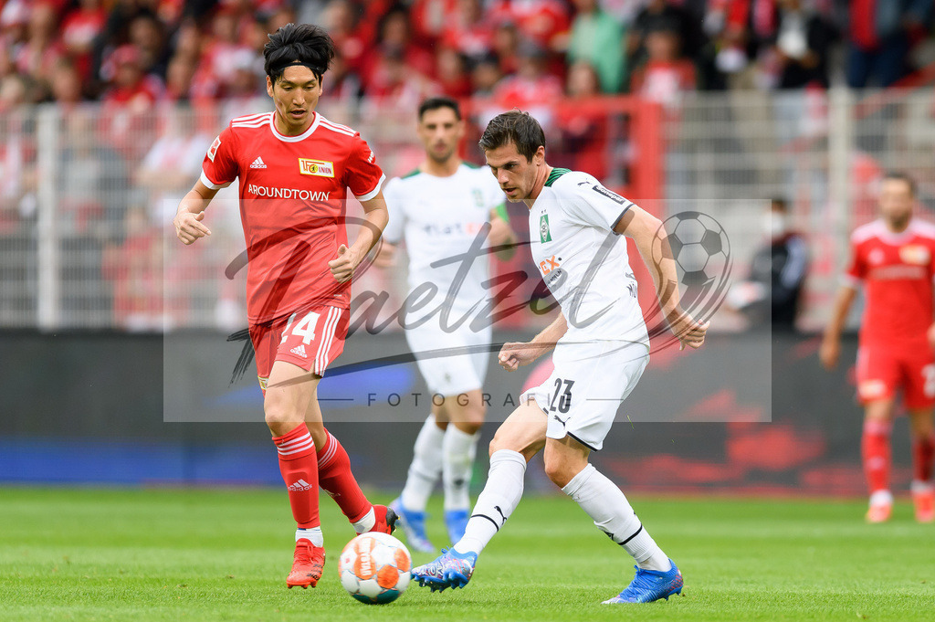 FCUBMG20210829_019 | Fussball, Herren: Genki Haraguchi (1.FC Union Berlin) und Jonas Hofmann (Borussia Moenchengladbach) im Zweikampf beim Spiel der 1. Bundesliga zwischen 1. FC Union Berlin und Borussia Moenchengladbach im Stadion An der Alten Foersterei am 29.08.2021 in Berlin, Deutschland. - Realisiert mit Pictrs.com