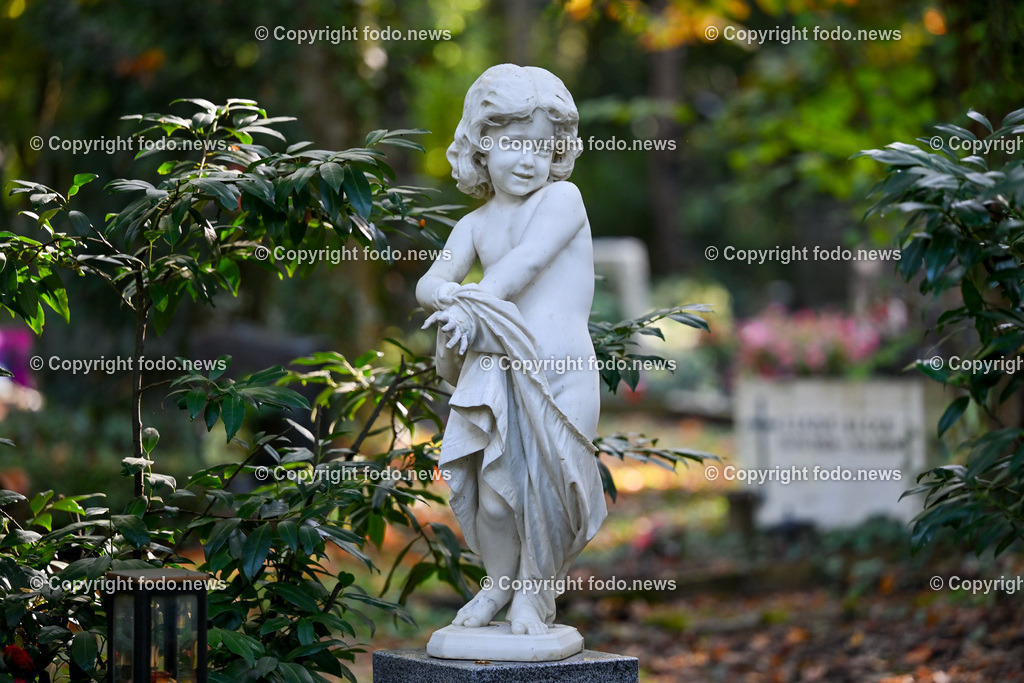 Friedhof_ Allerheiligen_ 16.10.2023-22 | 16.10.2023, Friedhof, AUT, Allerheiligen, Themenbilder im Bild Friedhof, Kreuz, Kruzifix, Jesu Christi, Allerheiligen, Engerl, Engel, Kerzen, Grab, Grablicht, Blumen, Symbolbild, Feature