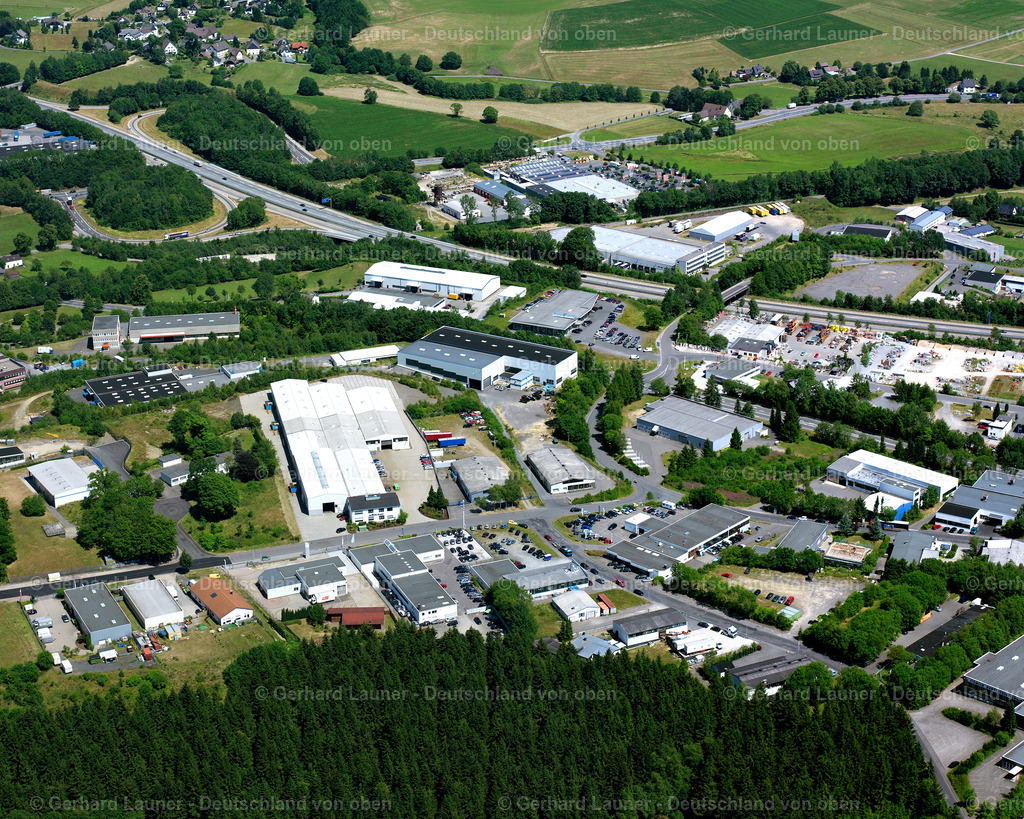 2632340 | MEINERZHAGEN 20.07.2006 Industrie- und Gewerbegebiet an der Heerstraße in Meinerzhagen im Bundesland Nordrhein-Westfalen, Deutschland. // Industrial and commercial area on street Heerstrasse in Meinerzhagen in the state North Rhine-Westphalia, Germany. Foto: Gerhard Launer