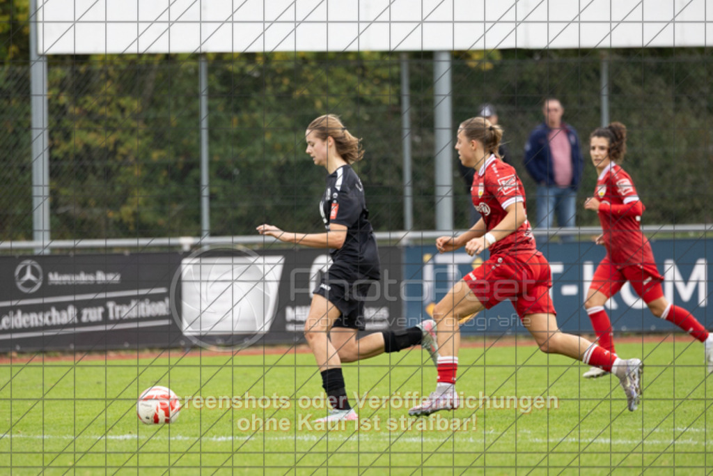 20251012_133745_0545 | #,1.FC Donzdorf (schwarz) vs. VfB Stuttgart II (rot), Fussball, Frauen-Verbandsliga Württemberg, 05. Spieltag, Saison 2025/2026, Rasenplatz Lautertal Stadion, Süßener Straße 16, 73072 Donzdorf, 12.10.2025 - 13:00 Uhr,Foto: PhotoPeet-Sportfotografie/Peter Harich