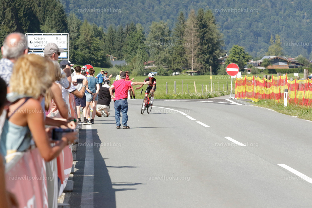 1198_20230817_Bewerb_Maenner_Muehlanger | AUT - OESTERREICH, 2023-08-16: SPORT RENNRAD-FAHREN - 55. INTERNATIONALER RADWELTPOKAL IN ST. JOHANN IN TIROL  - Vintage-Radrennen mit WM-Bronze-Medaillen-Siegerin Christina Schweinberger, den Teilnehmer und Alexander Baumann (vom Orginastions-Team) - TAG 2 BEWERB MAENNER IN SECHS GRUPPEN  ; Foto: Roland Muehlanger