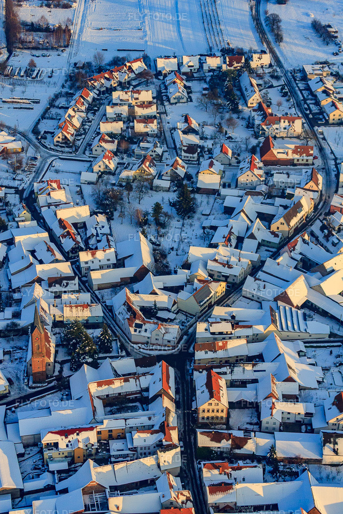 Luftbild: protest. Kirche und Wassergassse x ob. Hauptstrasse im Winter bei Schnee im Ortsteil Kapellen in Kapellen-Drusweiler im Bundesland Rheinland-Pfalz in Deutschland. Foto: IMG_36457.jpg vom 03.01.2011 durch Werner Riehm/FLY-FOTO.de