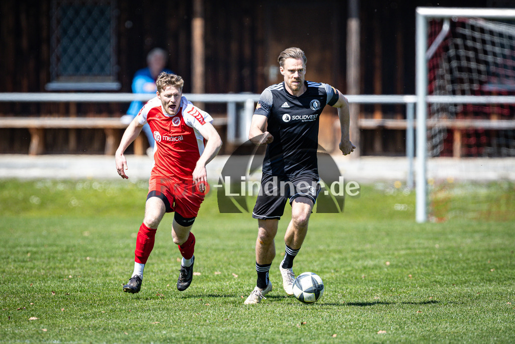 SV Raisting gegen SV Pullach | Fußball Herren Bezirksliga Oberbayern Süd 2025/26 25. Spieltag, SV Raisting gegen SV Pullach, 20260411,Zweikampf,2026-04-11 in Raisting (Raiffeisen Arena Raisting), Viktor NEVELING (SV Raisting 14), Maximilian STAPF (SV Pullach 23)Copyright: WolfgangxLindner www.foto-lindner.de