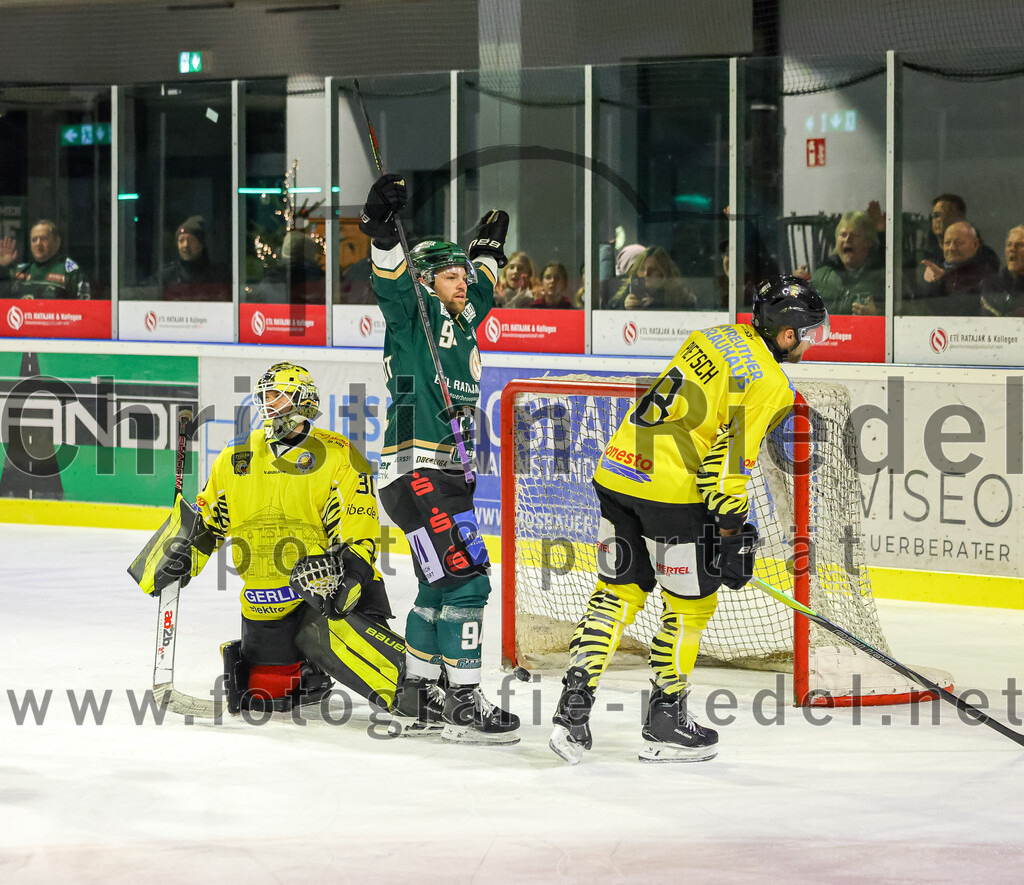 2025-12-28_157_TSV_Erding_gegen_onesto_Tigers_Bayreuth | Erding, Deutschland, 28.12.2025:Eishockey, Oberliga Süd 2025 / 2026, 31. Spieltag, TSV Erding gegen onesto Tigers Bayreuth, Endergebnis: 6:5 n.V.Torwart Maximilian Meier (onesto Tigers Bayreuth, #30), Markus Eberhardt (Erding Gladiators, #94), Jan Pietsch (onesto Tigers Bayreuth, #8)Foto: Christian Riedel / fotografie-riedel.net