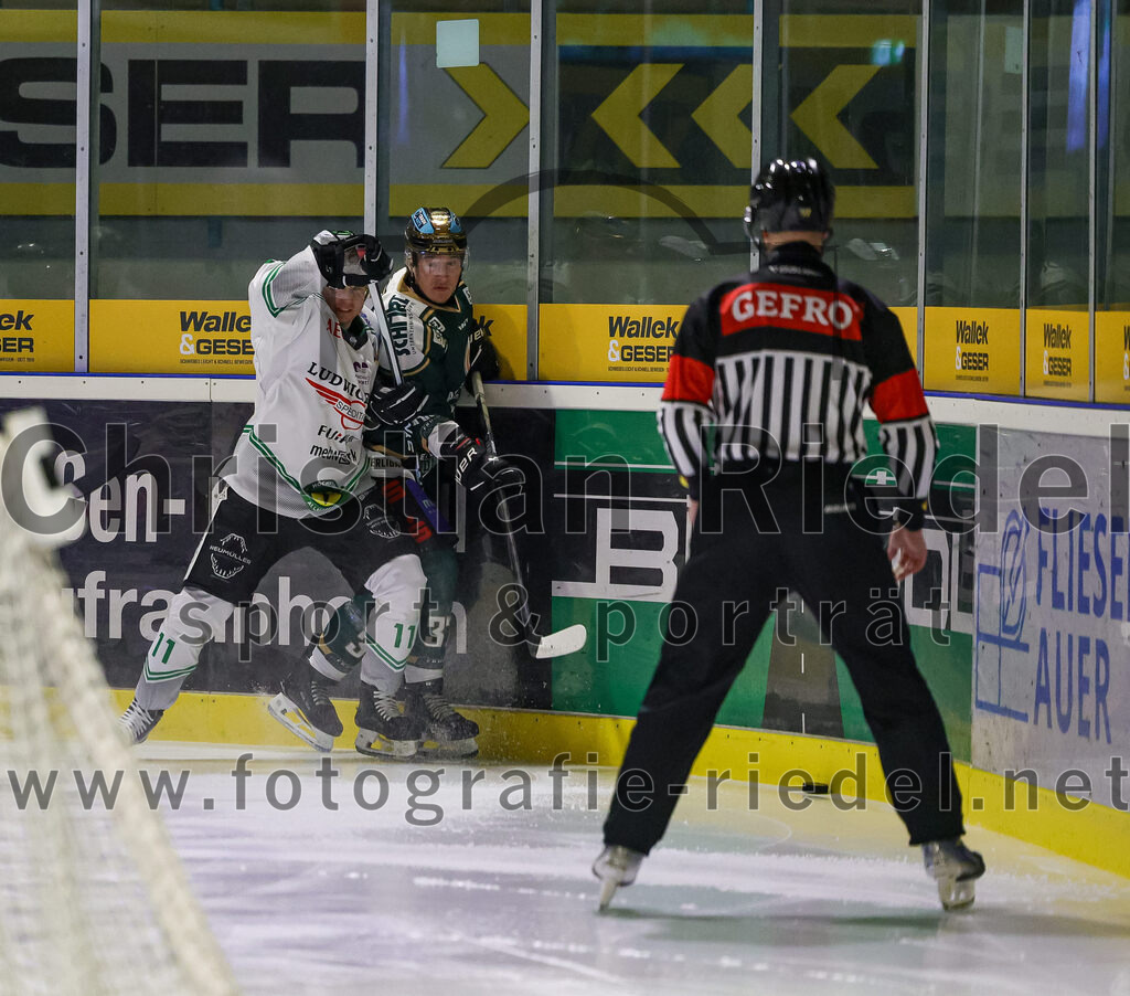 2026-01-02_015_TSV_Erding_gegen_Hoechstadt_Alligators | Erding, Deutschland, 02.01.2026:Eishockey, Oberliga Süd 2025 / 2026, 33. Spieltag, TSV Erding gegen Höchstadt Alligators, Endergebnis: 2:1Maxim Mastic (Höchstadt Alligators, #11), Thomas Matheson (Erding Gladiators, #37)Foto: Christian Riedel / fotografie-riedel.net