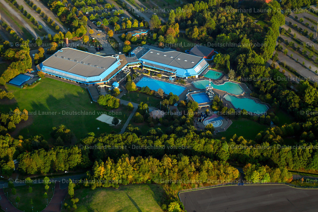 2993194 | Das Sportparadies ist ein 1984 nach Plänen des Architekten Dr. Lutz Limmer aus Meerbusch eröffnetes Sportzentrum in Erle in der Nachbarschaft der Veltins-Arena.Das Hallenbad mit Wellen-, Aus- und Kinderschwimmbecken und Wasserrutsche sowie das Freibad mit insgesamt 5 Schwimmbecken und einem 10-Meter-Sprungturm, macht Baden zum Vergnügen.Daneben gibt es ein Kegelcenter und eine Schießanlage. Eingebunden in das Sportparadies ist die Veranstaltungsstätte Emscher-Lippe-Halle, in der von September bis Mai eine Eislauffläche betrieben wird