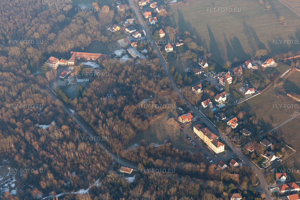 Vue aérienne: Vue de la ville à Preuschdorf dans le département Bas Rhin, France. Photo: IMG_096361.jpg prise le 21/01/2017 par Werner Riehm/FLY-FOTO.eu – Résolution de l'original: 5472 x 3648 px