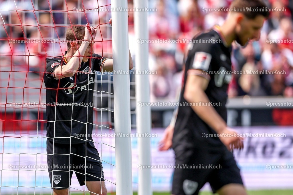 1FC20042501027 | 20.04.2025, Fußball, 1. FC Köln - Preußen Münster, 2.. Fußball Bundesliga, 30. Spieltag, RheinEnergie-STADION, Saison 2024 2025: Joshua Mees (Preussen Muenster #08) steht enttäuscht im Tor Enttäuschung DFB regulations prohibit any use of photographs as image sequences and or quasi-video.