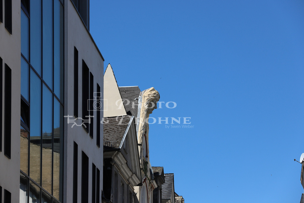 koblenz altstadt hygieia -9967 | Hygieia Darstellung im Jugendstil an einem Dachgiebel in der Koblenzer Altstadt. Das Kunstwerk findet man in der Firmungsstraße. Ob der Bildhauer oder Künstler vom Mittelrhein stammt ist nicht bekannt. - Realisiert mit Pictrs.com