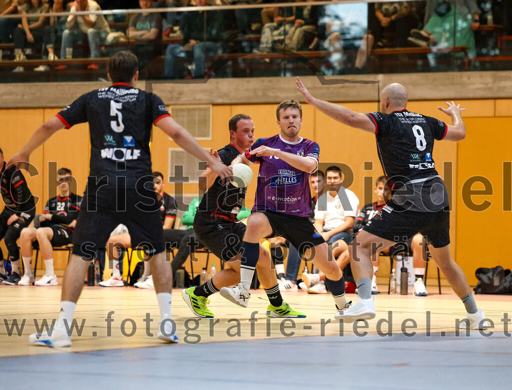 2024-09-21_086_SpVgg_Altenerding_gegen_TSV_1861_Mainburg | Erding, Deutschland, 21.09.2024:Handball, Bezirksoberliga Männer 2024 / 2025, 1. Spieltag, SpVgg Altenerding gegen TSV 1861 Mainburg, Endergebnis: 36:20Jakob Stuber (TSV 1861 Mainburg, #5), Maximilian Altmann (TSV 1861 Mainburg, #14), Ferdinand Menzel (SpVgg Altenerding, #75), Maximilian Heim (TSV 1861 Mainburg, #8)Foto: Christian Riedel / fotografie-riedel.net
