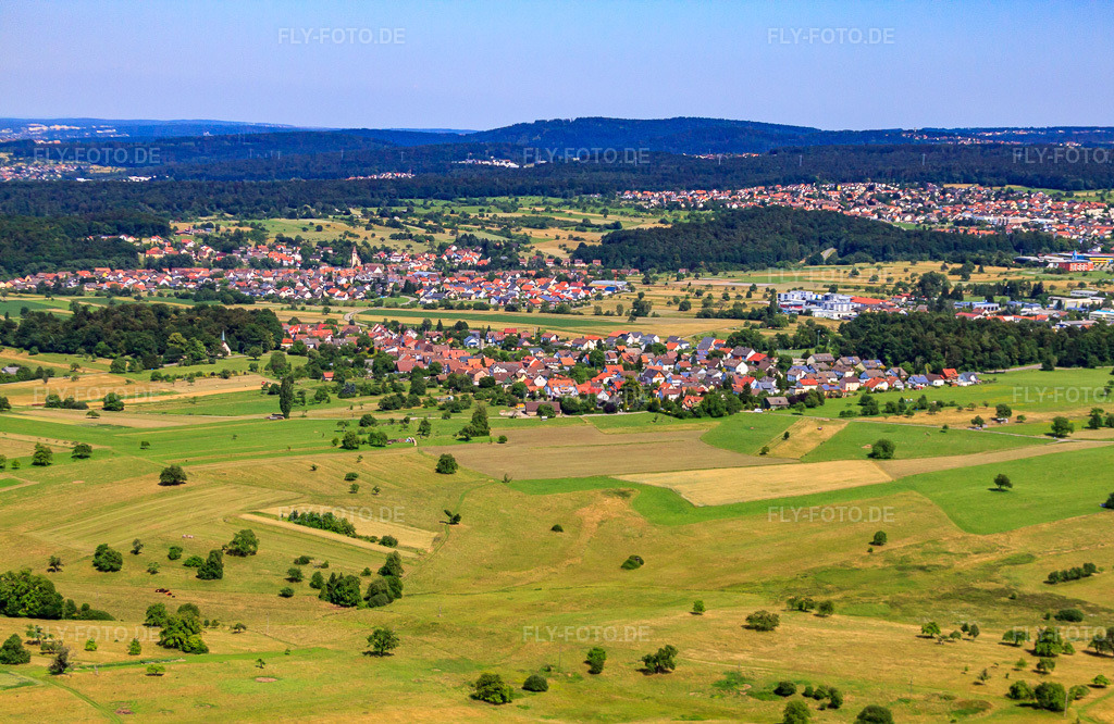 Luftbild: Ortsansicht von Westen im Ortsteil Pfinzweiler in Straubenhardt im Bundesland Baden-Württemberg in Deutschland. Foto: IMG_42128.jpg vom 27.06.2011 durch Werner Riehm/FLY-FOTO.deAuflösung des Originals: 4585 x 2983 px