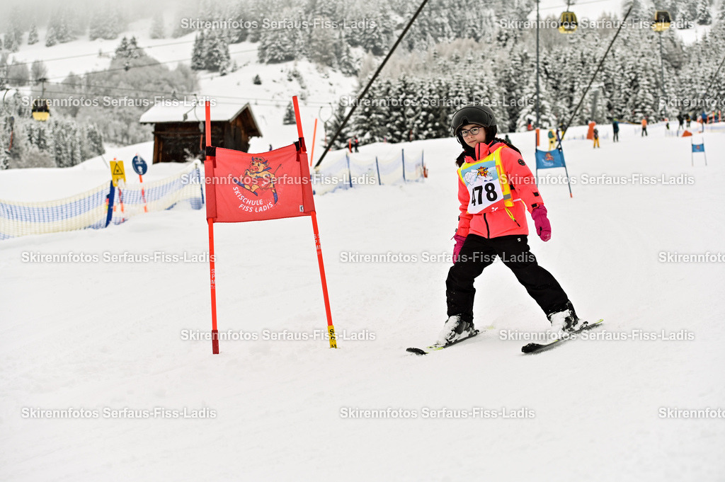 SRF_20.02.2026_0336 | Skirennfotos,Serfaus,Fiss,Ladis,Kinderskirennen,Winter,Tirol,Oberland,skirace,SFL,feelfree,weil wir's genießen,ski,Ski,skifahren,Sonnenplateau, - Realisiert mit Pictrs.com