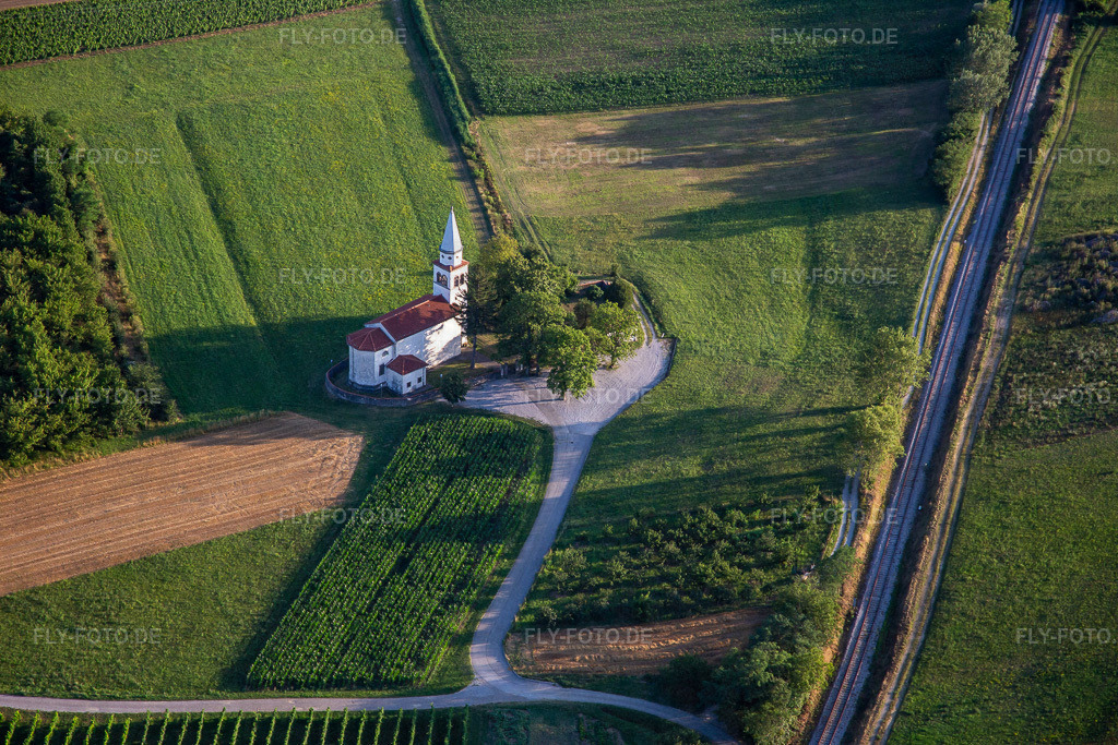Cerkev sv. Petra | Luftbild: Cerkev sv. Petra im Ortsteil Dobravlje in Ajdovščina im Bundesland Slowenien in Slowenien. Foto: IMG_137515.jpg vom 14.07.2023 durch Werner Riehm/FLY-FOTO.de - Realisiert mit Pictrs.com