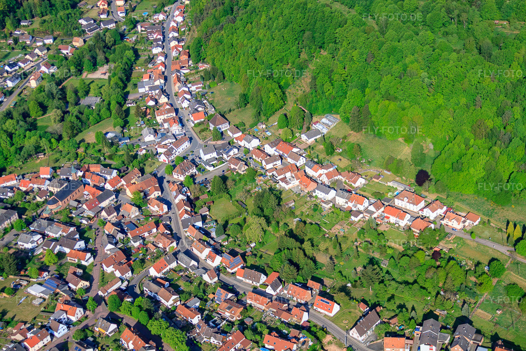 Luftbild: Talstraße, Bergstr in Eppenbrunn im Bundesland Rheinland-Pfalz in Deutschland. Foto: IMG_40897(40776).jpg vom 08.05.2011 durch Werner Riehm/FLY-FOTO.de