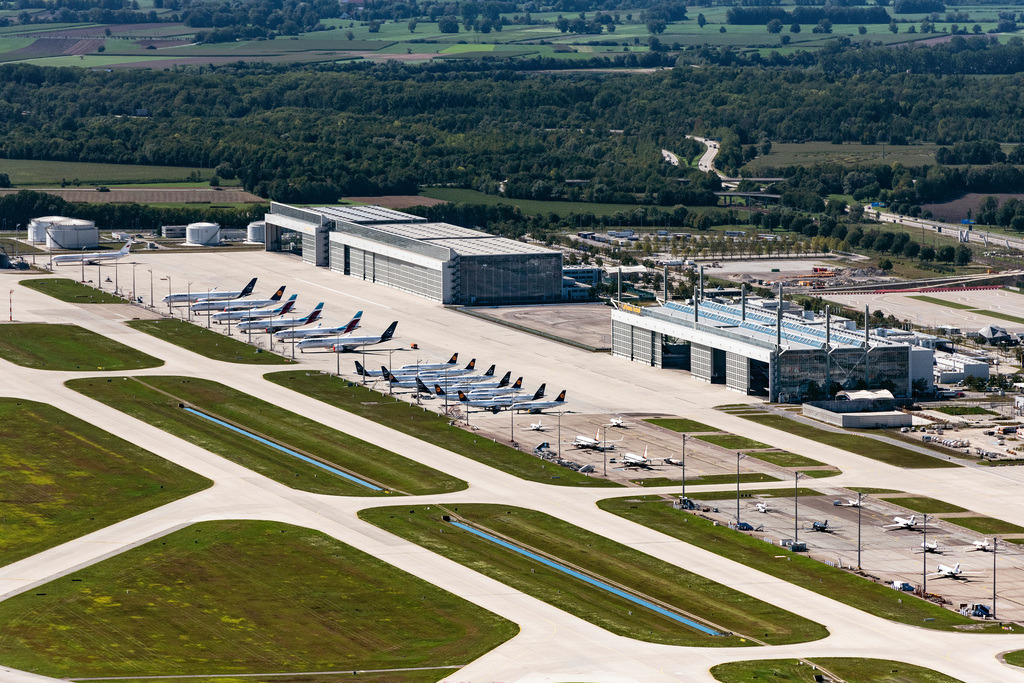 dr__0059489.jpg | MüNCHEN-FLUGHAFEN 20.08.2020 Passagierflugzeug auf der Parkposition - Abstellfläche auf dem Flughafen in München-Flughafen im Bundesland Bayern, Deutschland. // Passenger airplane in parking position - parking area at the airport in Muenchen-Flughafen in the state Bavaria, Germany. Foto: Daniel Reiter