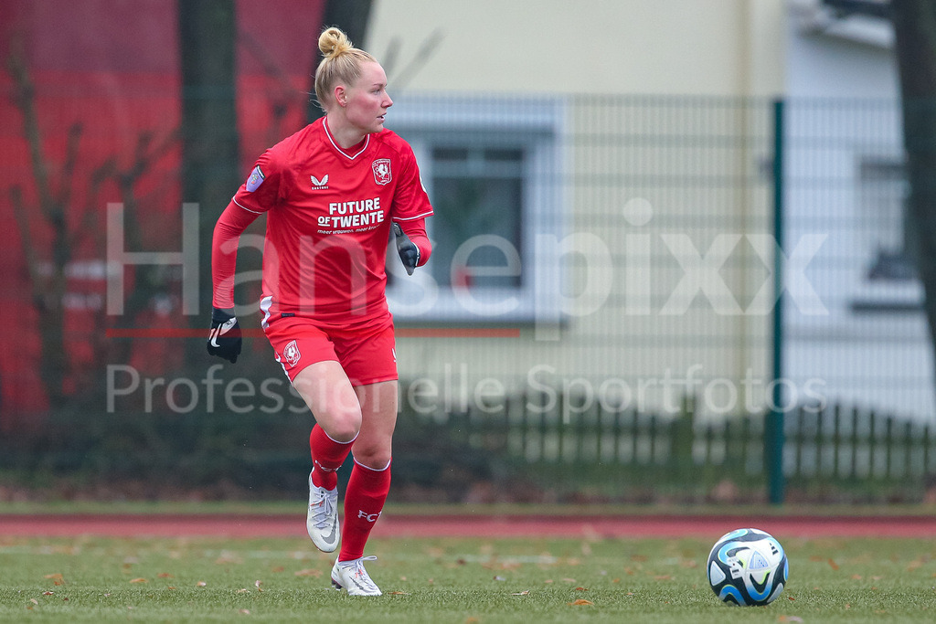 Fussball, Testspiel Frauen, SV Werder Bremen - FC Twente Enschede | v.li.: Danique Kerkdijk (FC Twente Vrouwen, 3) am Ball, Freisteller, Einzelbild, Ganzkörper, Aktion, Action, Spielszene