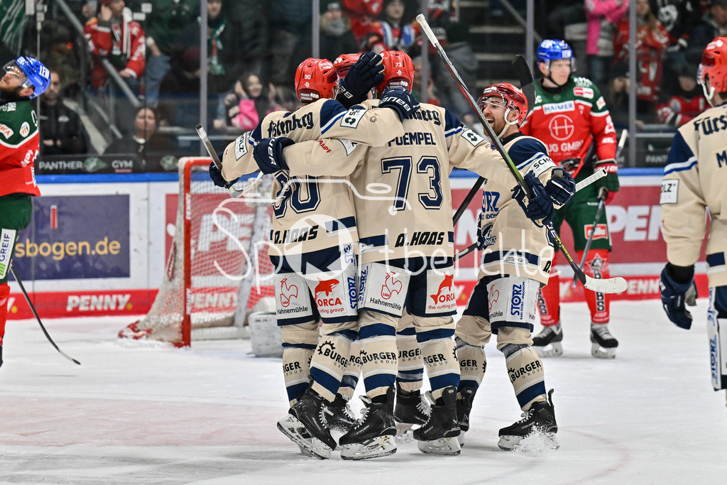 Augsburger Panther - Schwenninger Wild Wings | Jubel der Gaeste nach dem Treffer zum 3-2 durch Matt PUEMPEL (Schwenninger Wild Wings 73) / Freude / Happy / Tor / Freude / DEL: Augsburger Panther - Schwenninger Wild Wings, Curt Frenzel Stadion am 02.02.2025