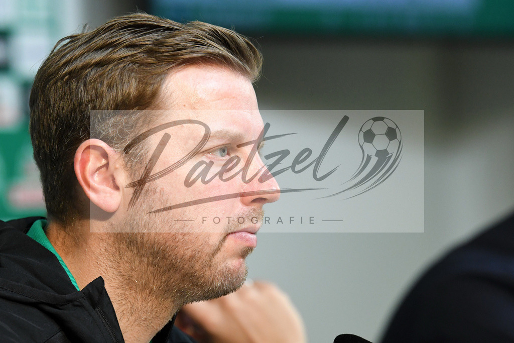 20200212_PKBREM_0013 | Fussball, Herren: Trainer Florian Kohfeldt (SV Werder Bremen) schaut waehrend der Pressekonferenz des SV Werder Bremen auf dem wohninvest Weserstadion am 12.02.2020 in Bremen, Deutschland. - Realisiert mit Pictrs.com