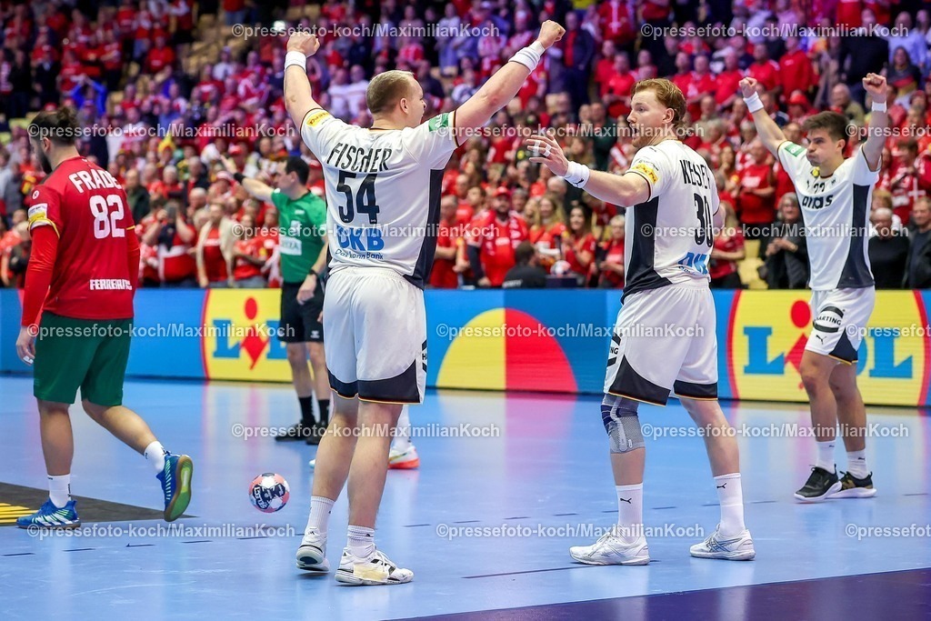 EHF22012601137 | 22.01.2026, Handball, Men's EHF EURO 2026, Deutschland - Portugal, Jyske Bank Boxen in Herning, Dänemark, Main Round: Abschlussjubel nach dem deutschen Sieg gegen Portugal.  Justus Fischer (Germany #54)  Tom Kiesler (Germany #30)  Renars Uscins (Germany #23)  jubelnd auf dem Spielfeld. 
