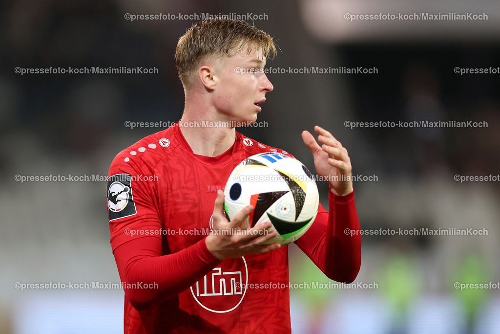 RWE3Liga25092402091 | 25.09.2024, Essen, Fußball,  Rot-Weiss Essen – Borussia Dortmund II (U23), bwin 3. Liga Herren, Stadion an der Hafenstraße, 7. Spieltag Saison 2024 2025: Julian Eitschberger (RWE #2)DFB regulations prohibit any use of photographs as image sequences and or quasi-video.