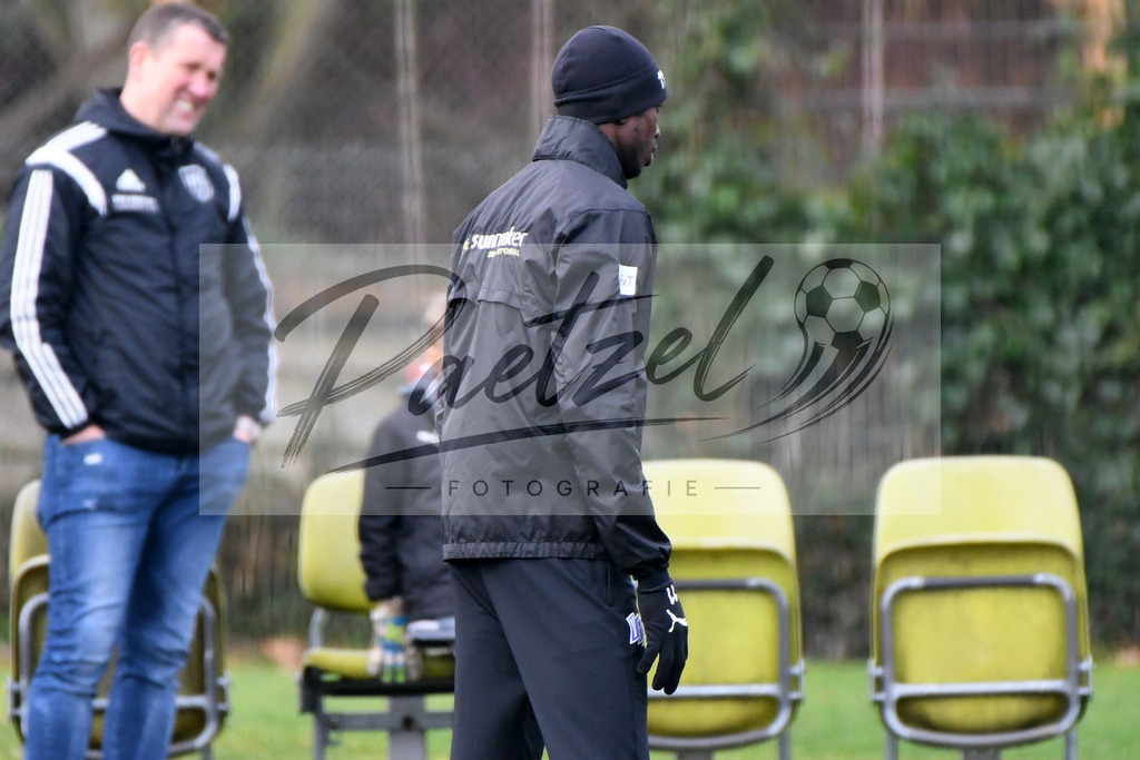 20200203_TRAOSN_0028 | Fußball, Herren: Assan Ceesay (VfL Osnabrueck) schaut waehrend der Trainingseinheit des VfL Osnabrueck im Sportpark Illoshoehe am 03.02.2020 in Osnabrueck, Deutschland. - Realisiert mit Pictrs.com