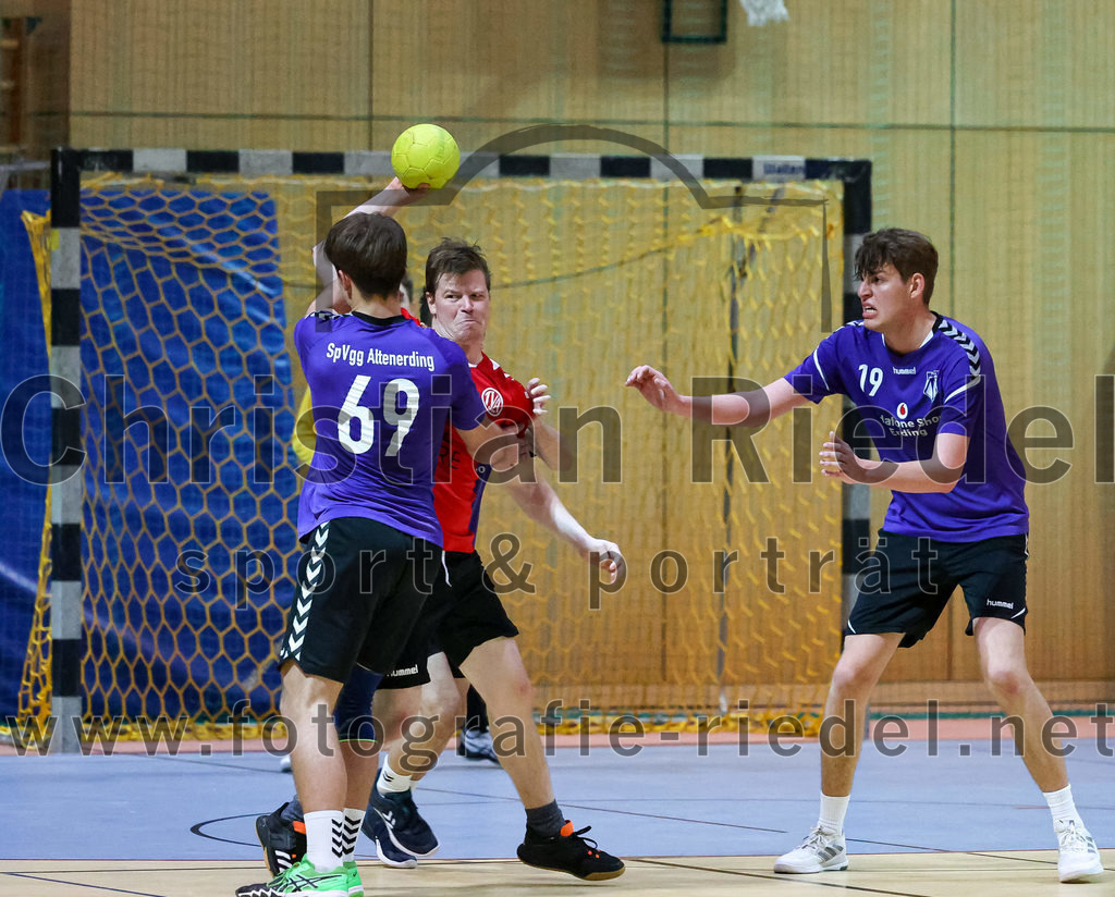 2022-11-12_068_SpVgg_Altenerding_III_gegen_TV_Altoetting_II | Erding, Deutschland, 12.11.2022:
Handball, Bezirksklasse Männer 2022 / 2023, 4. Spieltag, SpVgg Altenerding III gegen TV Altötting II, Endergebnis: 32:25

Jonathan Zeidler (SpVgg Altenerding, #69), Ferdinand Ewald (SpVgg Altenerding, #19)

Foto: Christian Riedel / fotografie-riedel.net