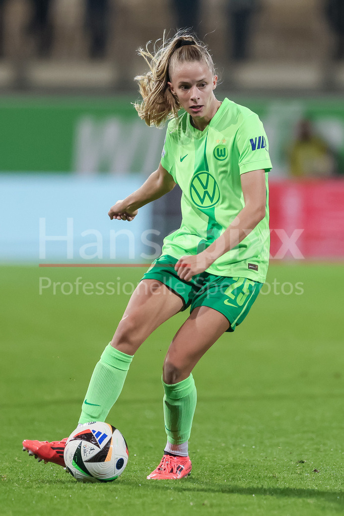 Fussball, UEFA Womens Champions League, VfL Wolfsburg - AC Florenz | v.li.: Vivien Endemann (VfL Wolfsburg, 25) am Ball, Freisteller, Einzelbild, Ganzkörper, Aktion, Action, Spielszene