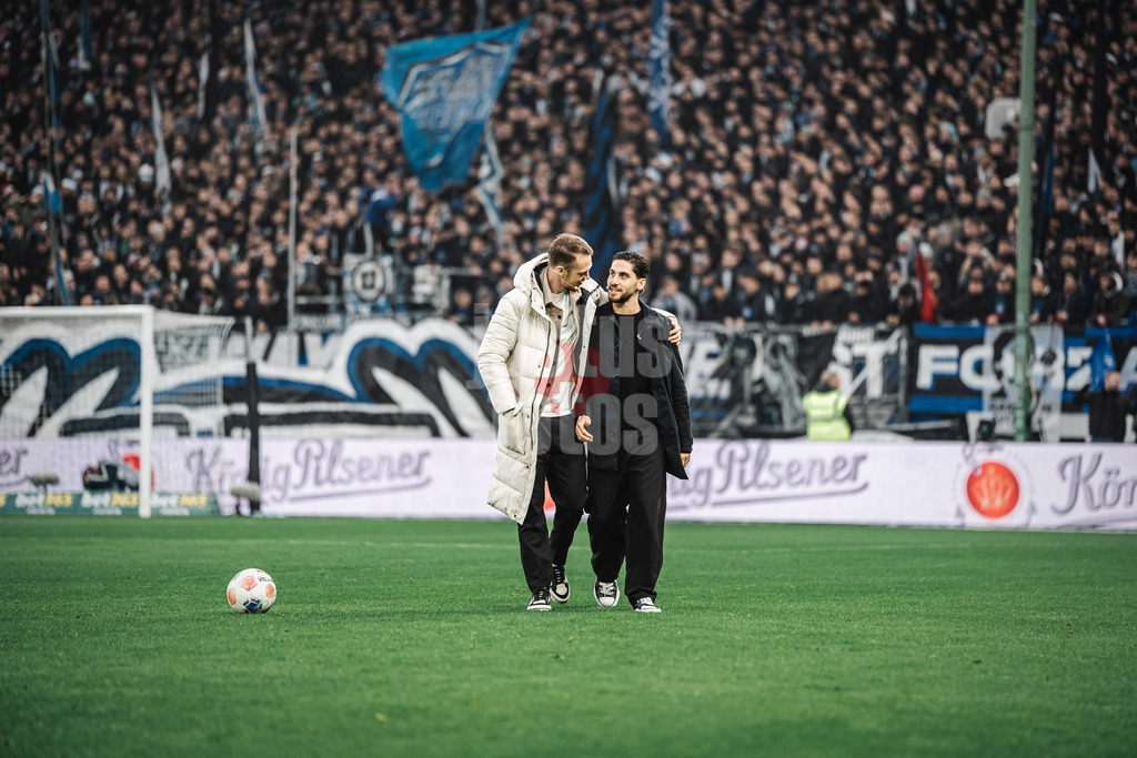 Fußball | Männer | Saison 2025/2026 | 1. Fußball-Bundesliga | 15. Spieltag | Hamburger SV vs. Eintracht Frankfurt | 20.12.2025 | Der HSV verabschiedet sich von Sebastian Schonlau links und Ludovit Reis rechts