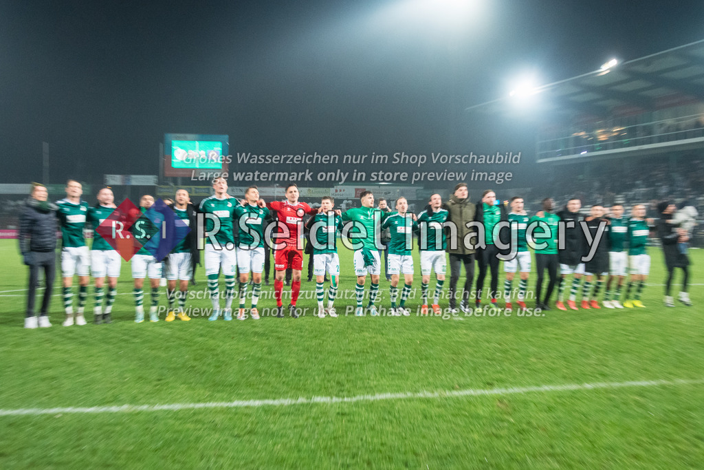 Fußball, Saison 2022/23, Regionalliga Nord, VfB Lübeck - Hamburger SV II, Stadion an der Lohmühle (Lübeck), 25.11.2022, 20. Spieltag | VfB Lübeck Spieler feiern vor der Fankurve den Sieg