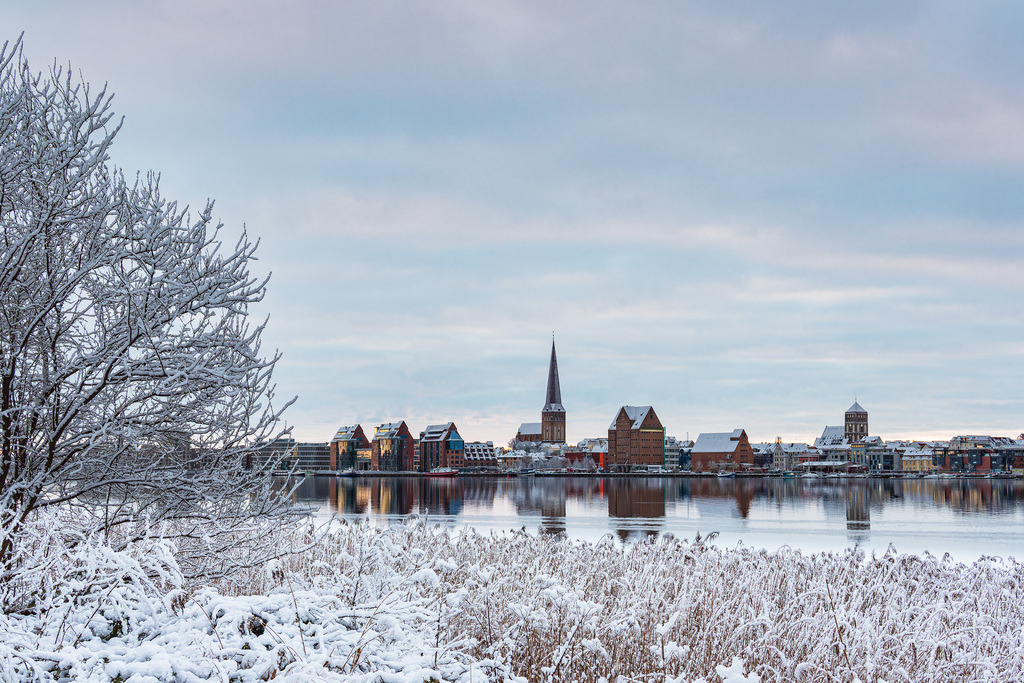 Blick über die Warnow auf die Hansestadt Rostock im Winter | Blick über die Warnow auf die Hansestadt Rostock im Winter.
