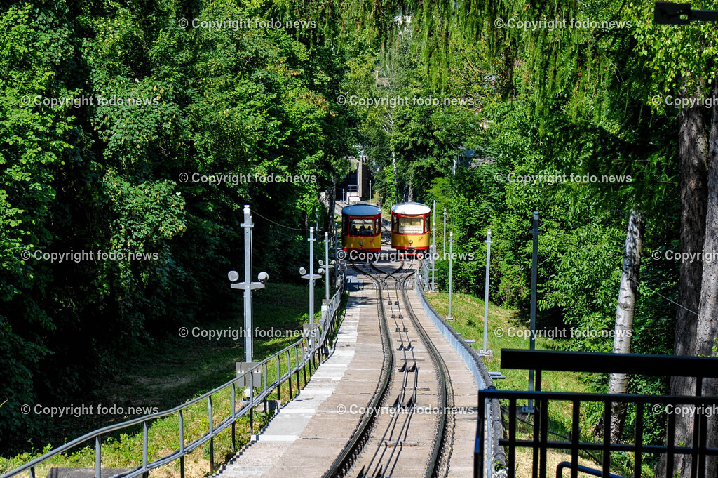 Deutschland_ Baden-Wuerttemberg_ Karlsruhe_ 20.02.2025-13 | 20.02.2025, Deutschland, GER, Baden-Wuerttemberg, Karlsruhe im Bild Themenbild, Stadtansichten, Die Turmbergbahn, Deutschlands aelteste noch betriebene Standseilbahn, Bahn, Turmberg, Durlach, Nostalgie, Talstation, Bergstation, Aussichtsterrasse, Ausflugsziel, Familie, Bauwerk, Veraenderung, Zwillingswagen, Nahverkehr