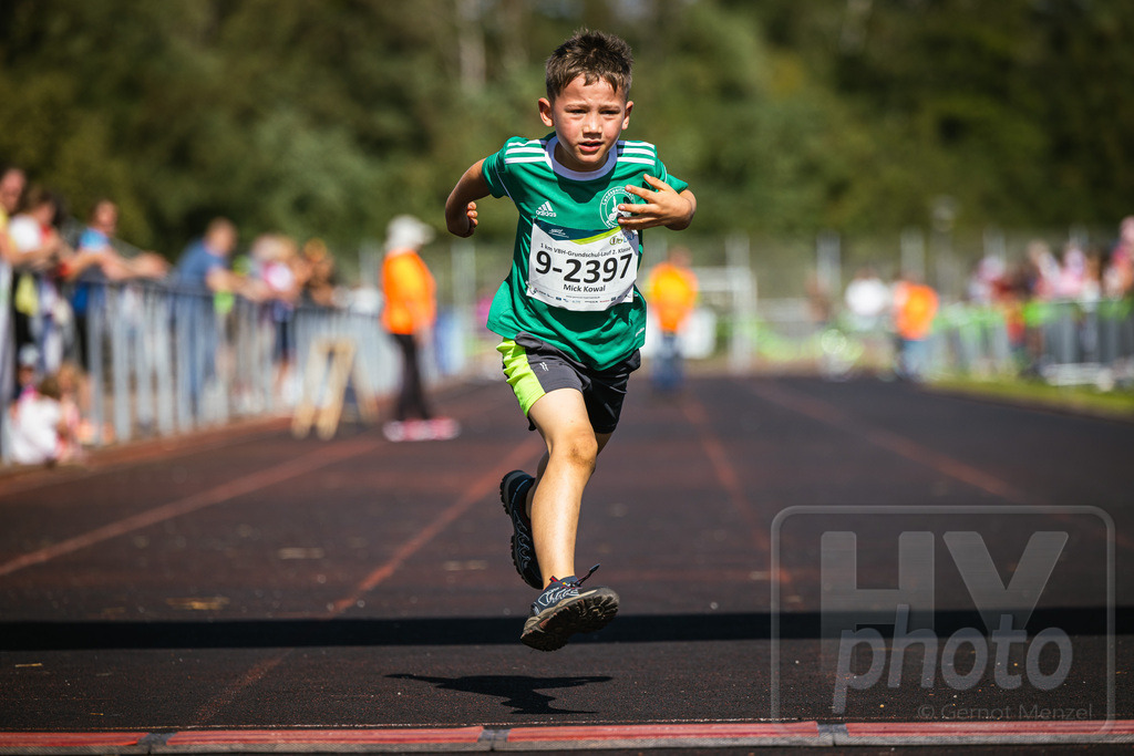 16. Hoywoj-CityLauf im Sportforum Hoyerswerda - 16.09.2023 | 1km VBH-Grundschul-Lauf 2. Klassen - Realisiert mit Pictrs.com