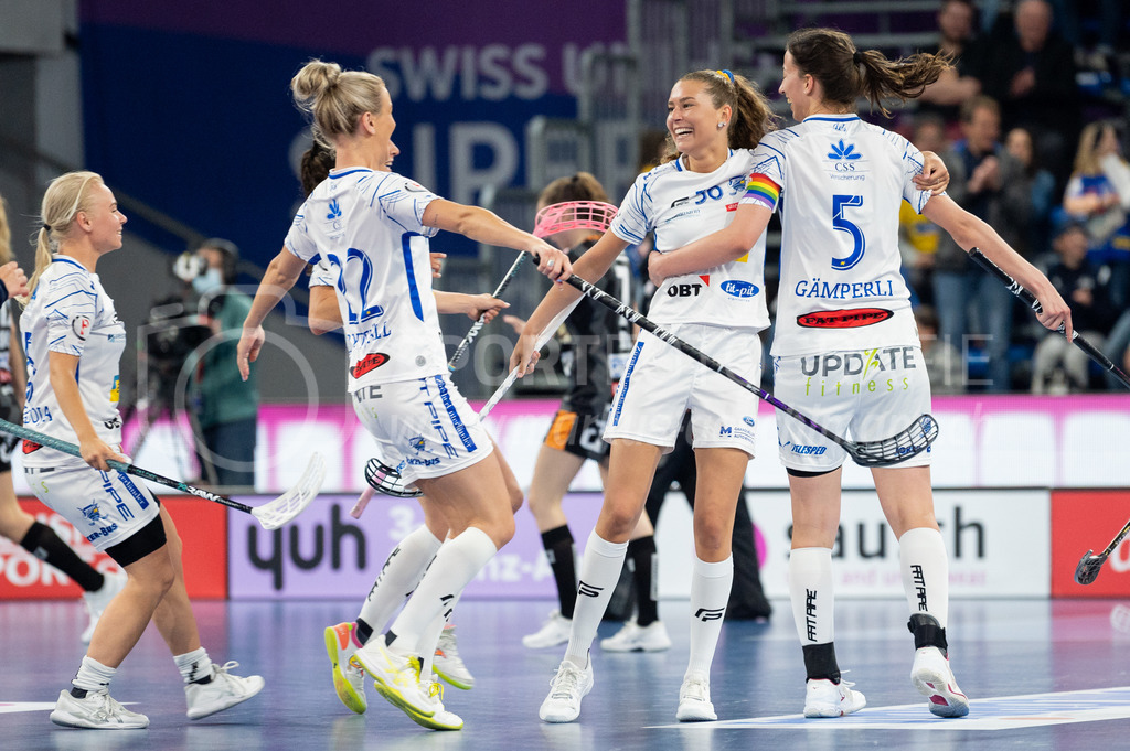 Piranha Chur vs Kloten-Dietlikon Jets - 23. April 2022 | Piranha Chur vs Kloten-Dietlikon Jets
Stimo Arena, Kloten
Erneuter Jubel von #15 Jenna Taivaloja (Kloten-Dietlikon Jets), #22 Iza Rydfjäll (Kloten-Dietlikon Jets), #56 Philippa Blom (Kloten-Dietlikon Jets) und #5 Andrea Gämperli (Kloten-Dietlikon Jets).
Bild: Sportfotografie Markus Aeschimann | www.markus-aeschimann.ch - Realisiert mit Pictrs.com