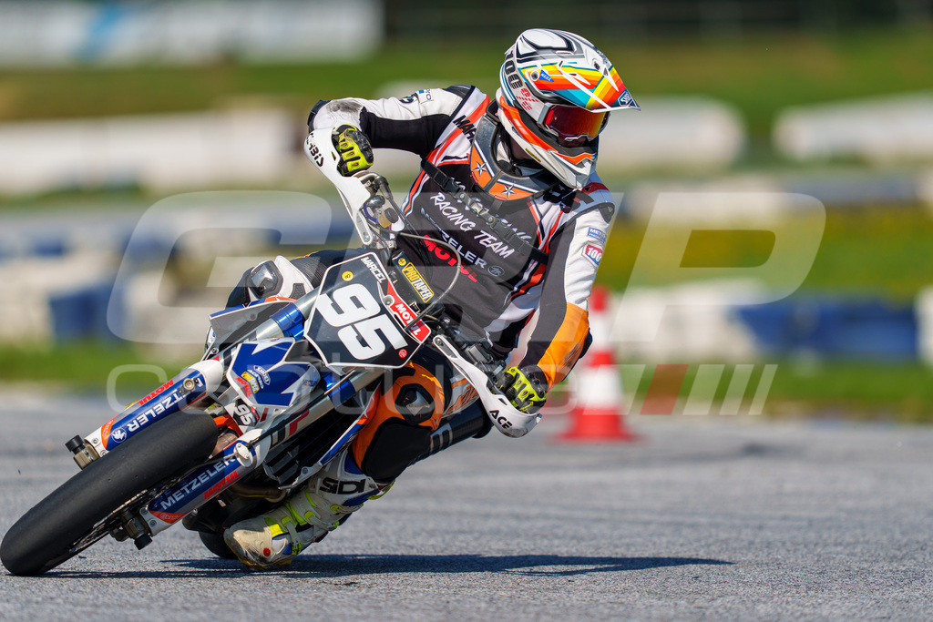 SuperMoto_Staatsmeisterschaft_Greinbach_258 | GRIPcapture steht für authentische Sportfotografie in Österreich – für Momente, die mehr sind als Geschwindigkeit oder Ergebnis. Es geht um Emotion, Spannung, Fokus und den Augenblick, der oft nur einen Wimpernschlag dauert.Ob Motorsport, Teamsport oder 