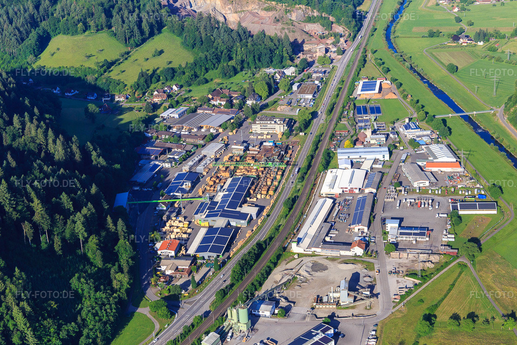 Luftbild: Industriegebiet beidseits der B33 mit Sägewerk Karl Streit GmbH & Co. KG, Kienzler Stadtmobiliar GmbH und Sievert Logistik SE in Hausach im Bundesland Baden-Württemberg in Deutschland.Foto: IMG_147682.jpg vom 30.05.2025 durch Werner Riehm/FLY-FOTO.deUnterschriftSkip tourSievert Logistik SE