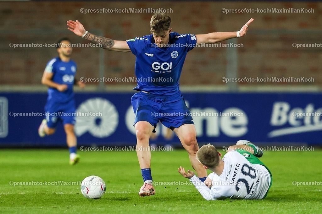 xKWIx18032601035 | 18.03.2026, xKWIx, Fußball, Westfalenpokal Halbfinale, Herren, Saison 2025 / 2026, SF Lotte - FC Gütersloh, Stadion am Lotter Kreuz: Erik Lanfer (FC Gütersloh #28) im Zweikampf mit Max Ritter (VfL Sportfreunde Lotte #8) xKamilxWilkowskixPressefotoKochx